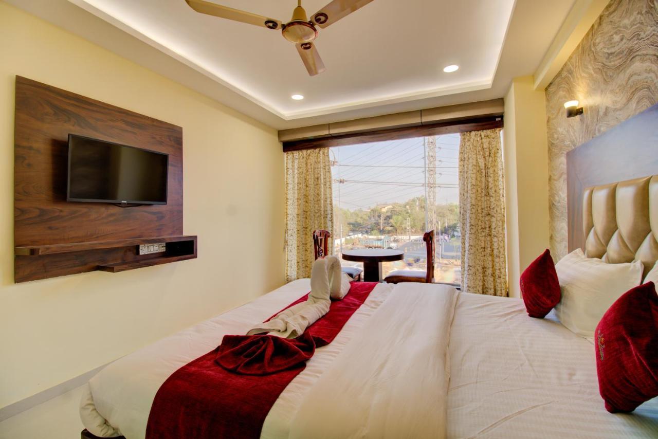 Hotel Samaira Residency,Dombivali Dive Bagian luar foto